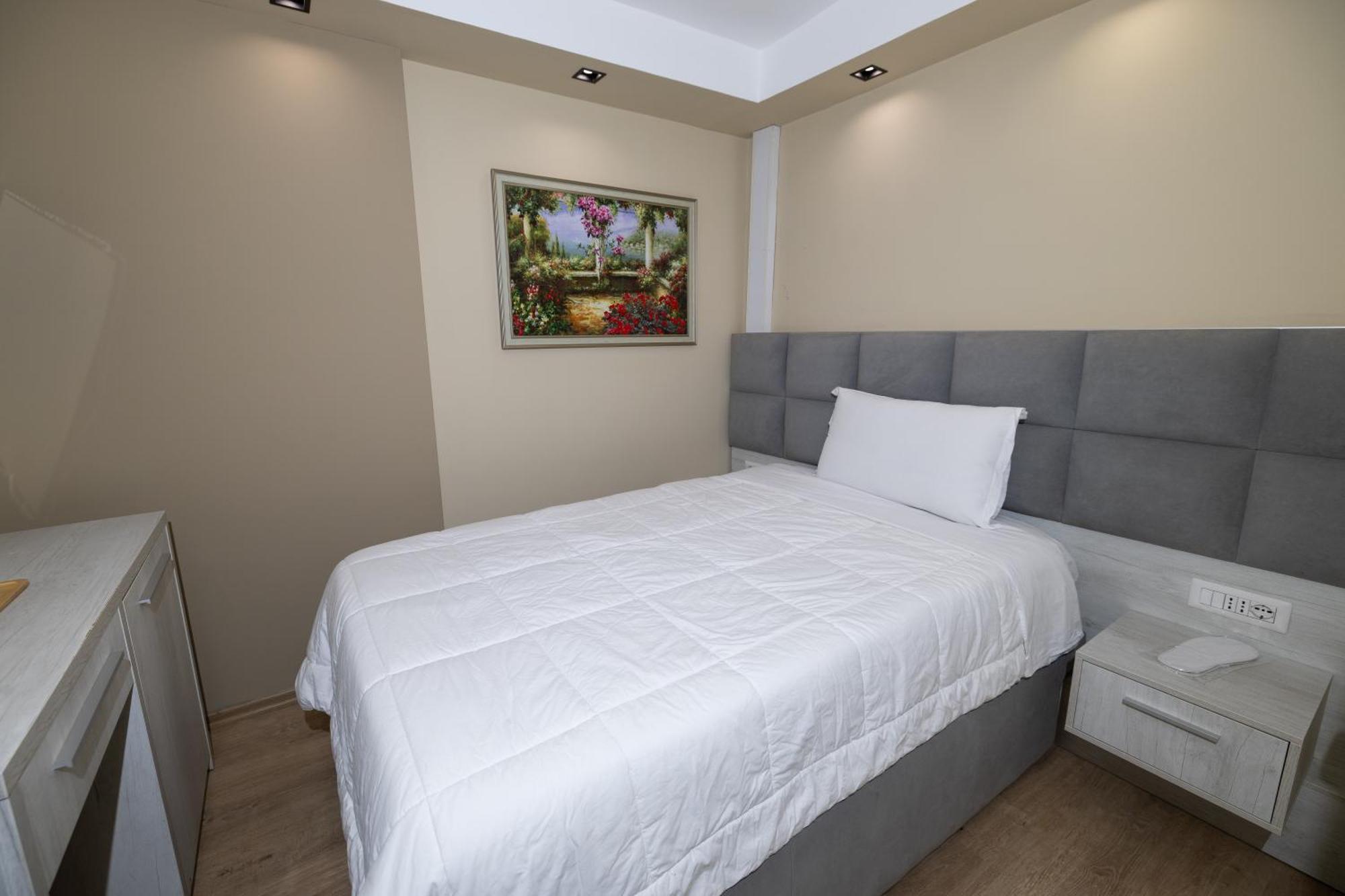 4R Colombo Hotel Тирана Экстерьер фото