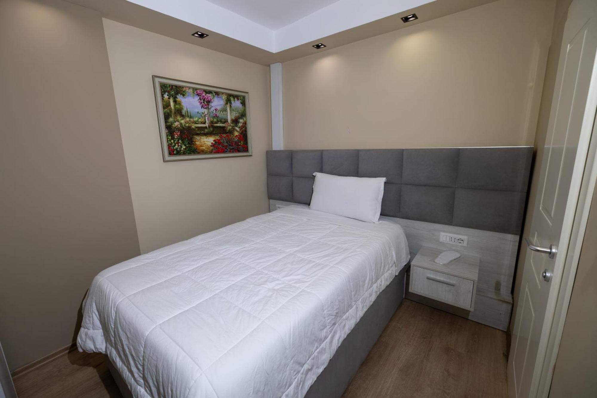 4R Colombo Hotel Тирана Экстерьер фото